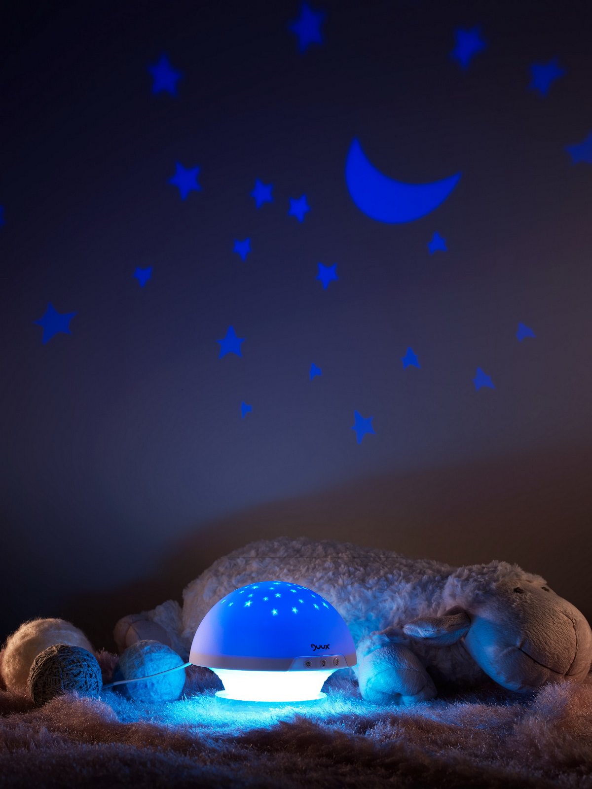 اتاق خواب نوزاد ک در آن چراغ خواب ماه و ستاره قرار داده شده است